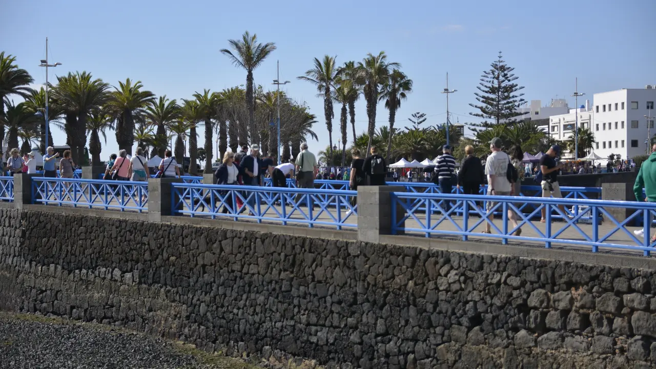 Turistas de paseo por los puentes del Charco.