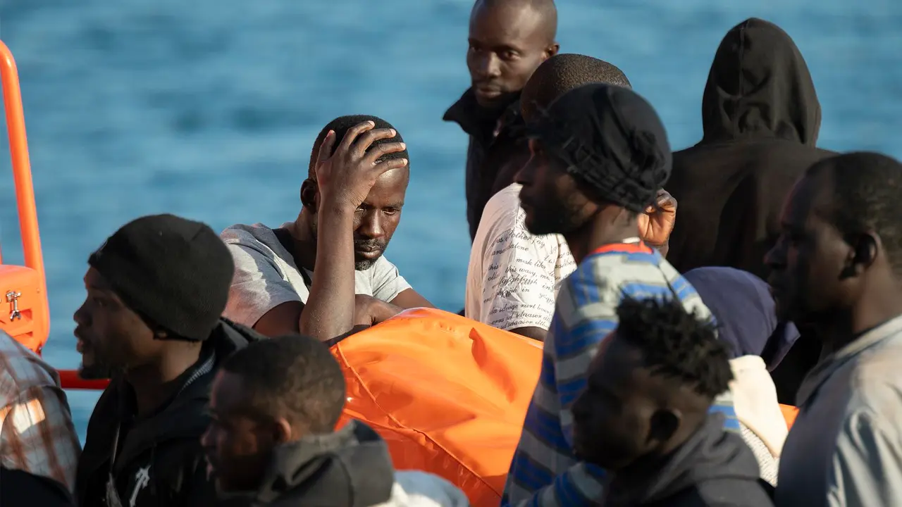 Personas migrantes rescatadas. Foto EFE, Adriel Perdomo.