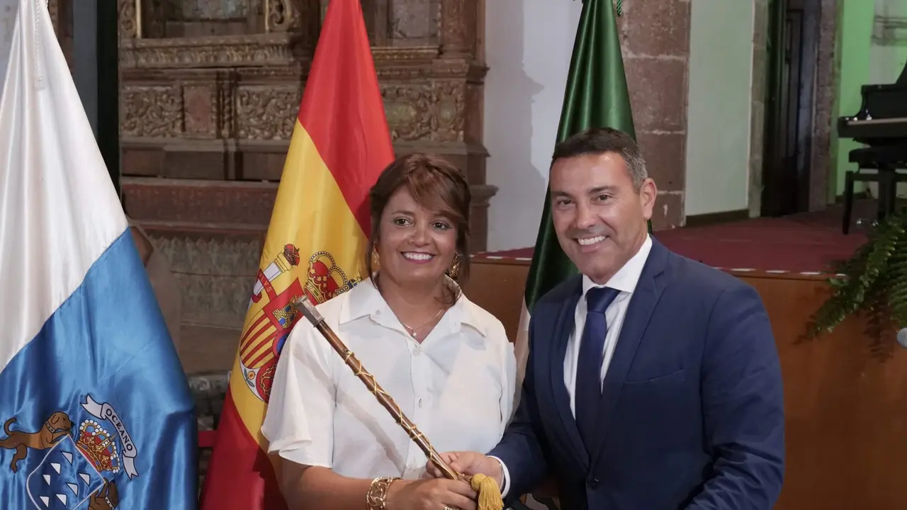 Olivia Duque durante su toma de posesión como alcaldesa junto a su antecesor.