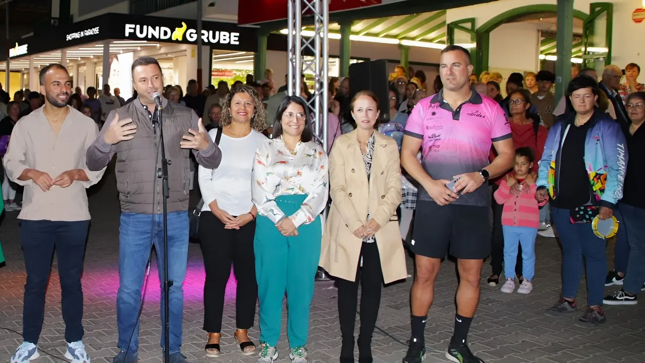 El Gobierno municipal en la Calle comercial Limones de Playa Blanca.
