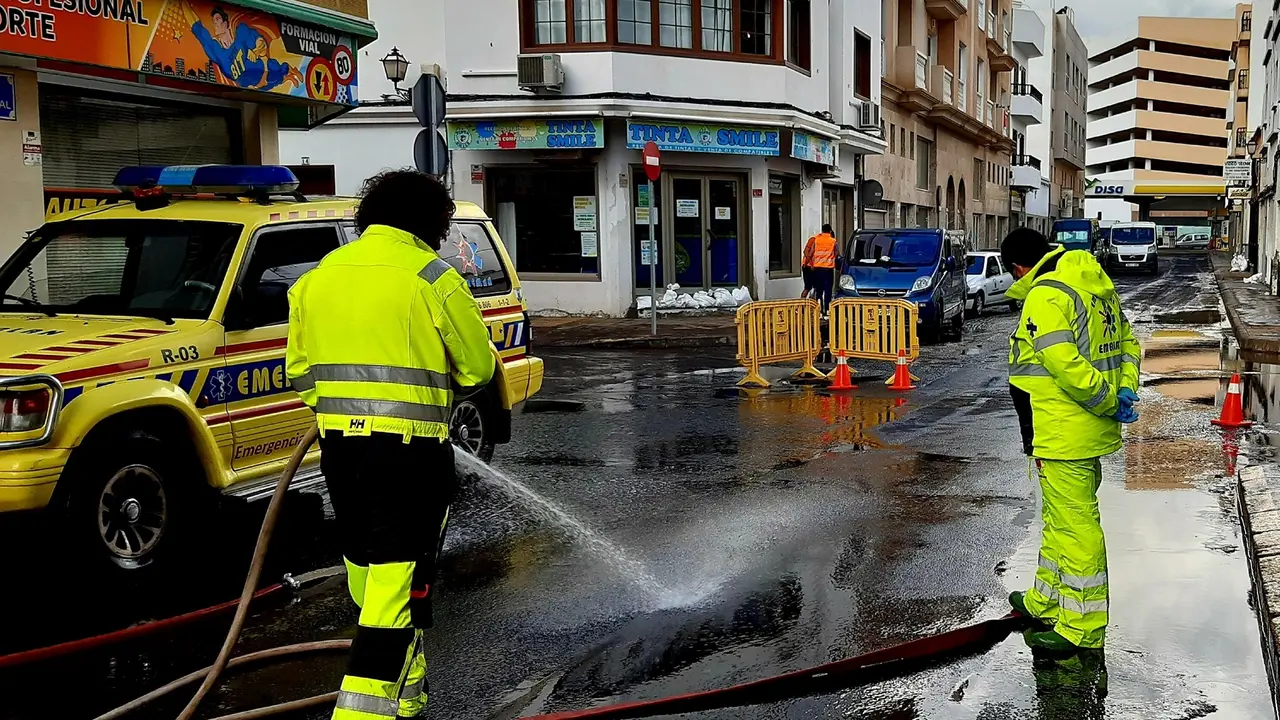 Dispositivo tras unas lluvias. Achique y limpieza en la Calle Portugal. Imagen de archivo.