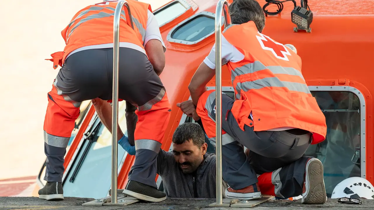 Persona migrante a su llegada a Puerto Naos. Foto EFE, Adriel Perdomo.