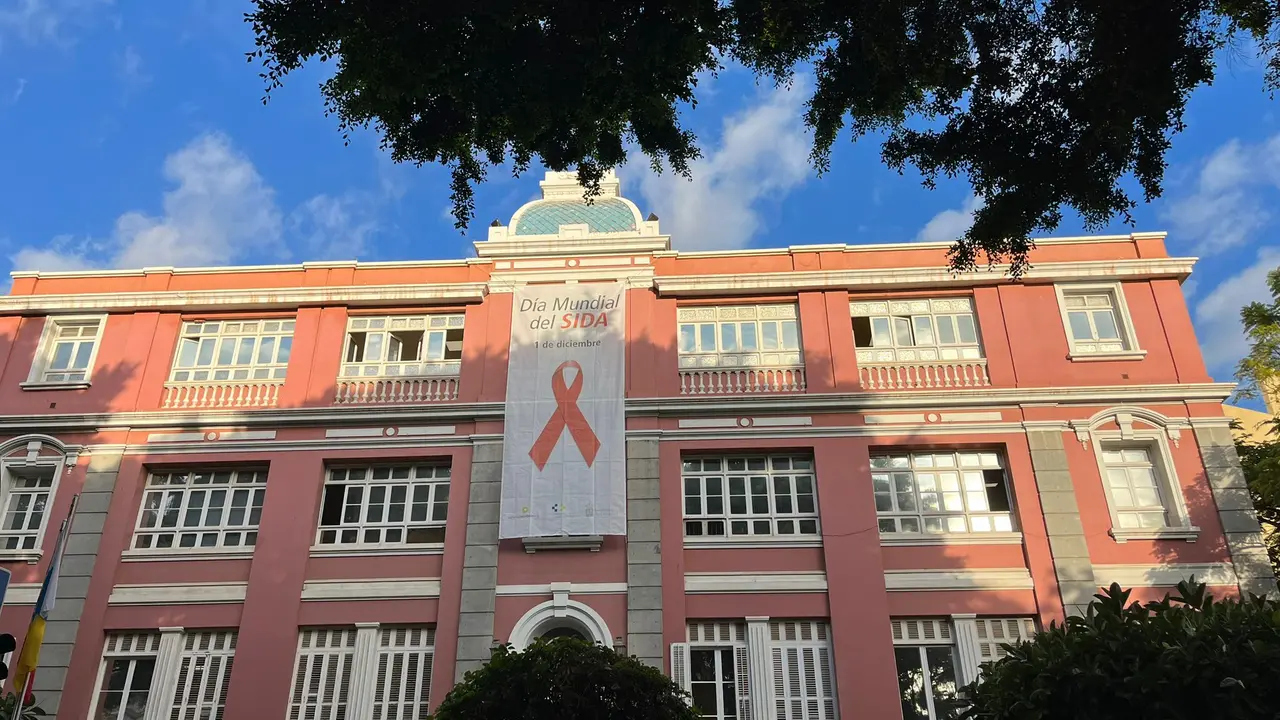 Fachada Dirección General de Salud Púclica con lona del DM del Sida.