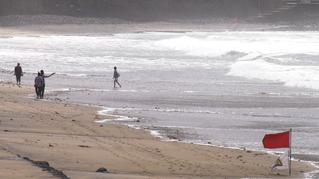 Bandera roja en una playa.