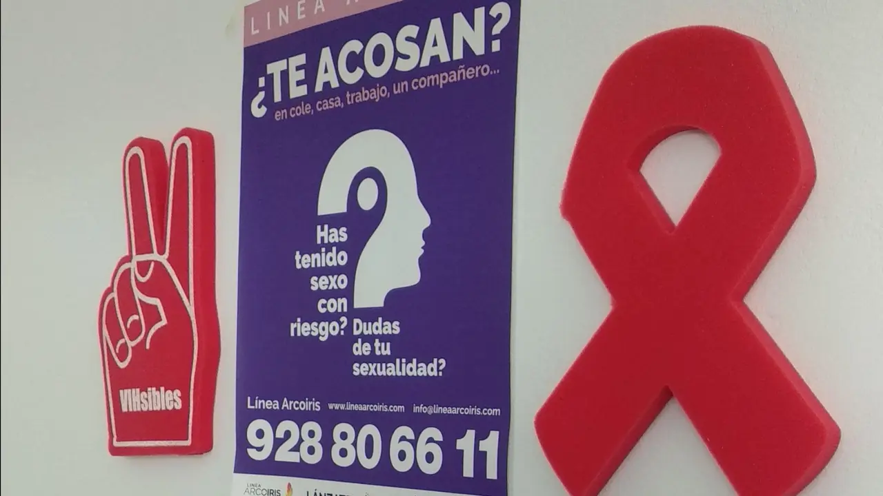 Cartel de la asociación Lánzate LGTBI+.