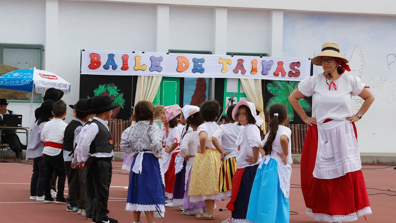 Profe y niños y niñas por el Día de Canarias. Foto JL Carrasco.