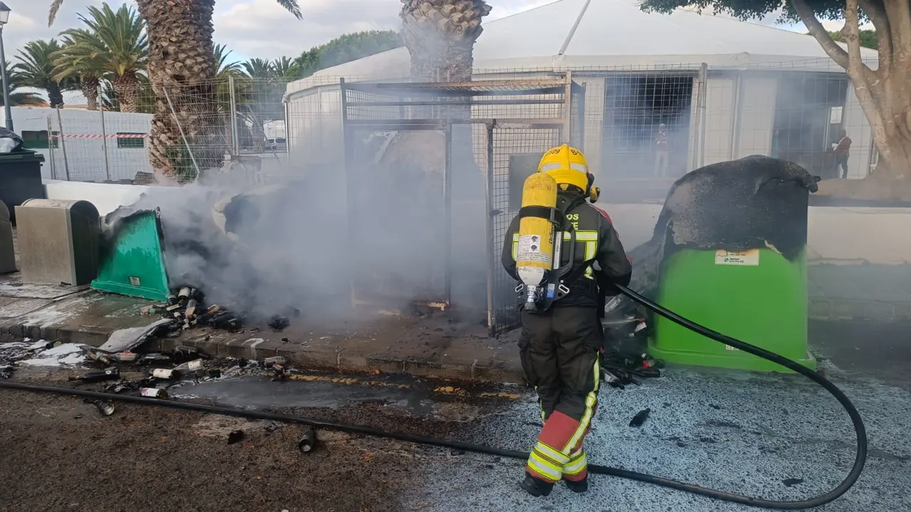 Los bomberos sofocan el fuego.