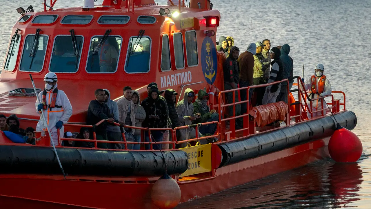 Embarcación de Salvamento Marítimo llegando a Naos con personas migrantes rescatadas. Foto Adriel Perdomo, EFE.