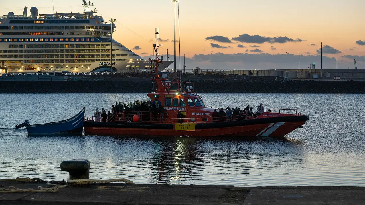 Embarcación de Salvamento Marítimo llegando a Puerto Naos. Foto Adriel Perdomo, EFE.