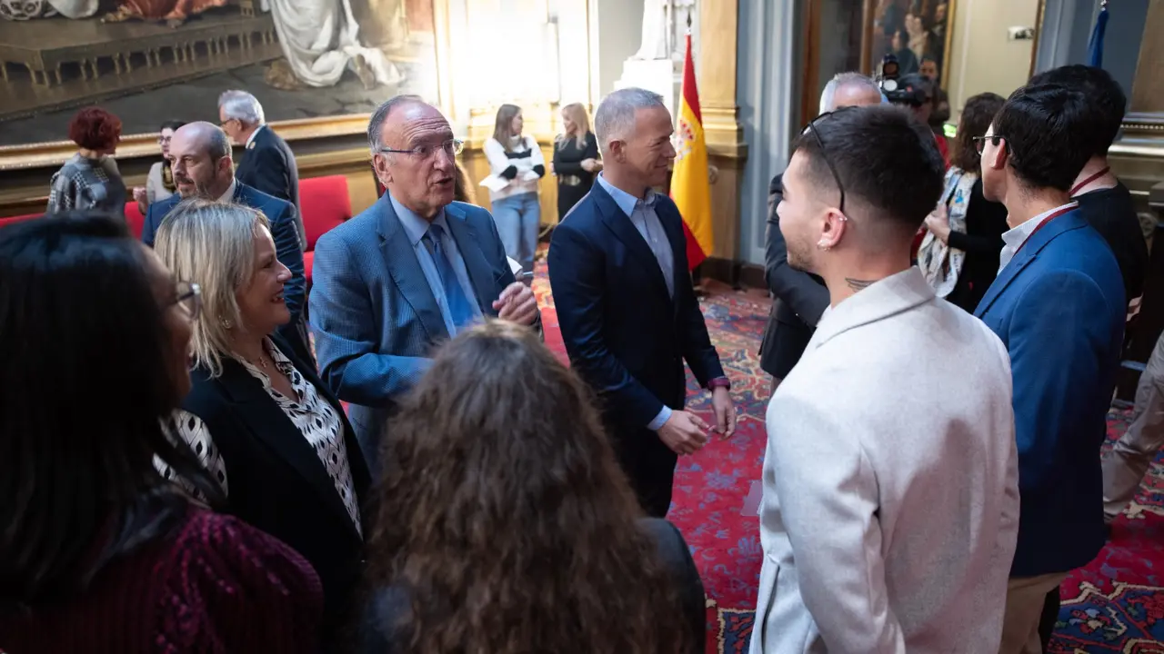 El senador Manuel Fajardo Palarea durante el acto, acompañado por el expresidente del Senado Ander Gil.