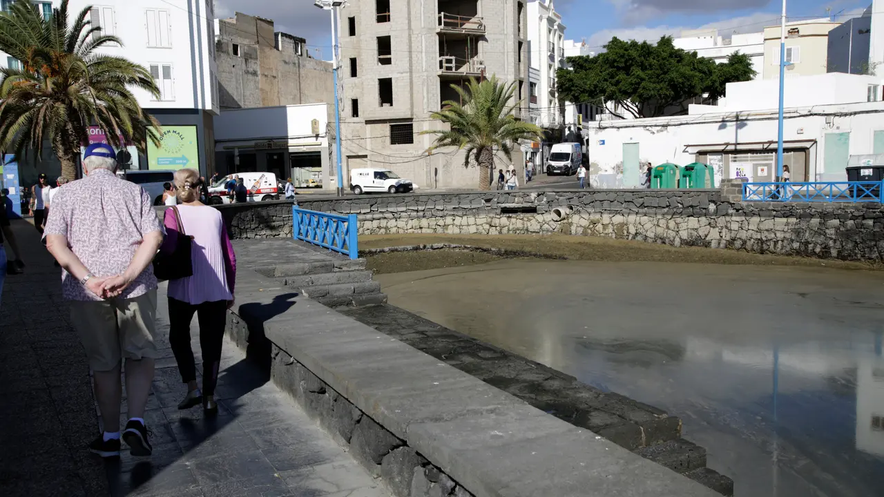 Capa de suciedad habitual en la superficie del agua en el Charco de San Ginés, en la zona de las Cuatro Esquinas. Foto JL Carrasco.