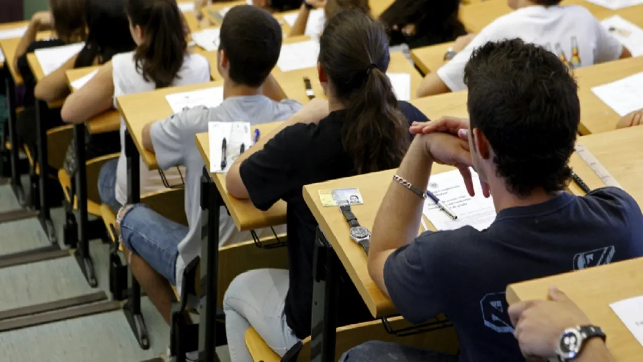 Alumnos haciendo una prueba.