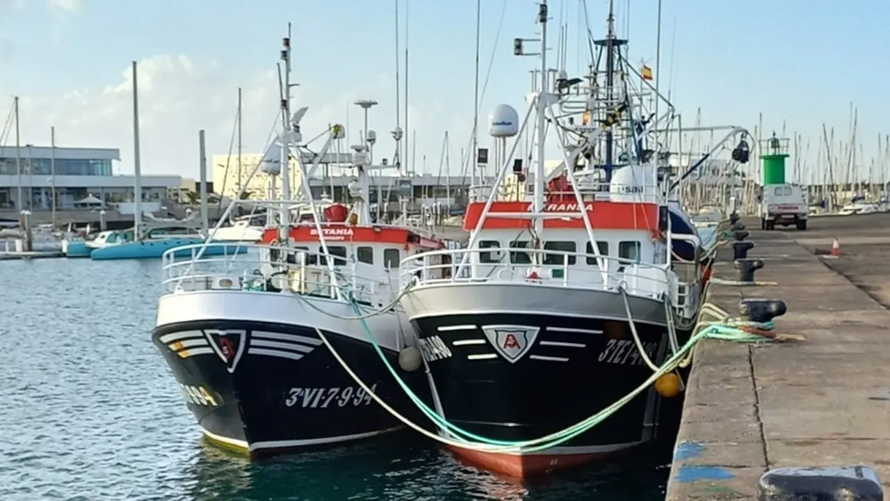 Barcos atracados en Puerto Naos, Arrecife. Foto José Juan Castro.