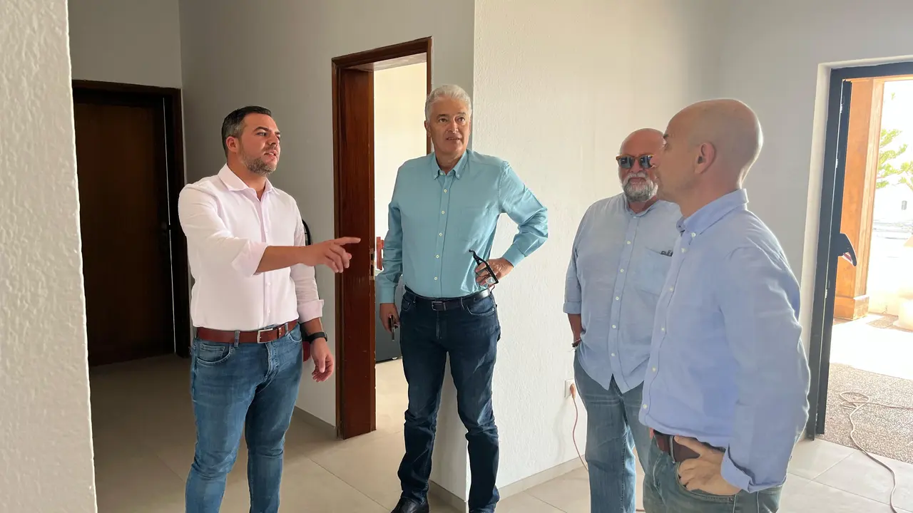 El consejero Jacobo Medina en la visita a Conil.