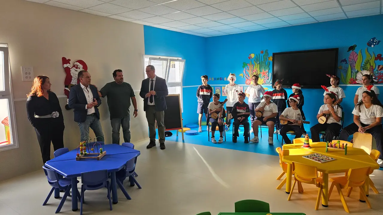 Visita Poli Suárez al el CEIP Guiguan, que este martes abre el aula del primer ciclo de Educación Infantil.