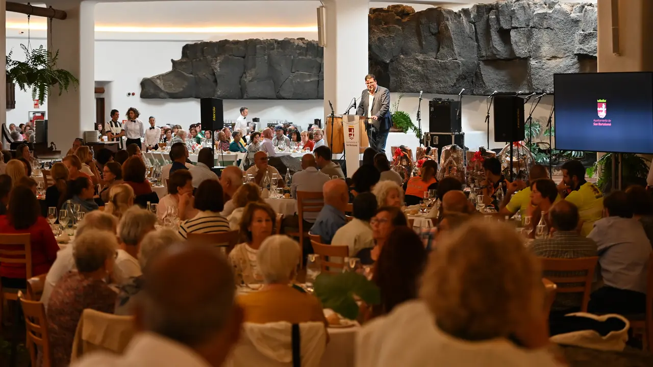 Jornada de visita a los belenes y almuerzo de mayores de San Bartolomé.