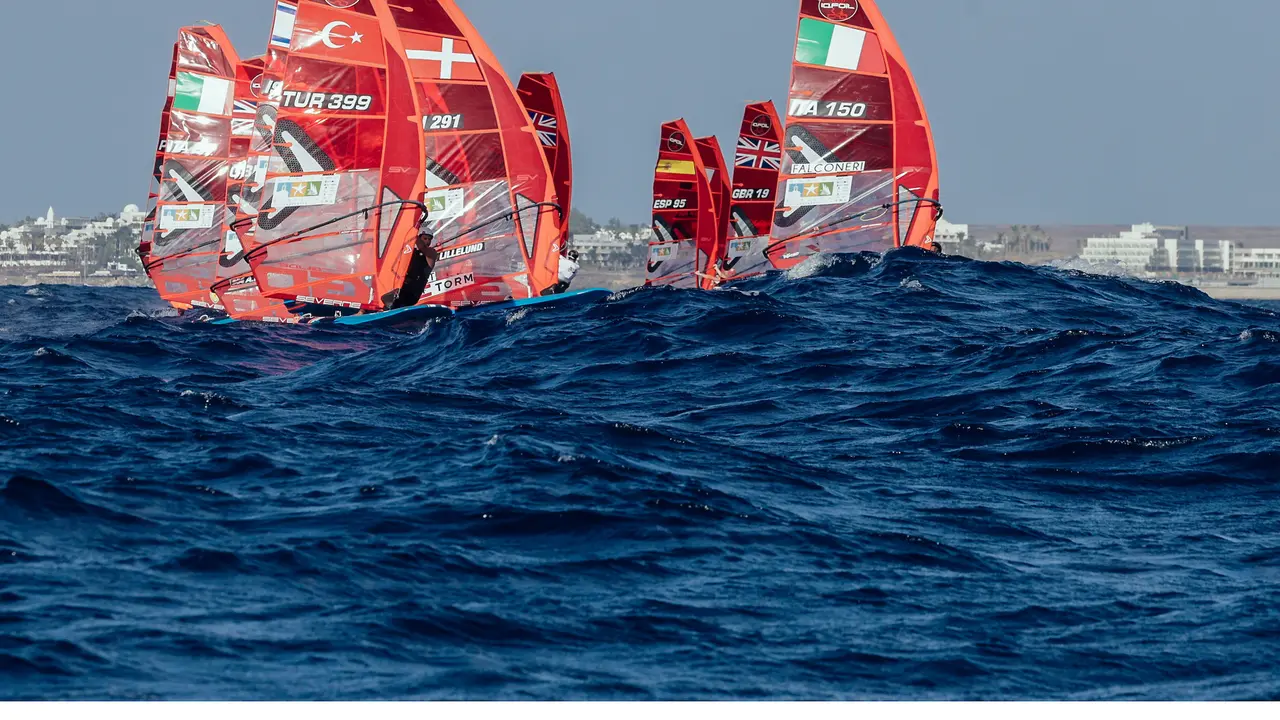 La flota de iQFOiL masculino compitiendo hoy en Lanzarote. © Sailing Energy, Marina Rubicón.