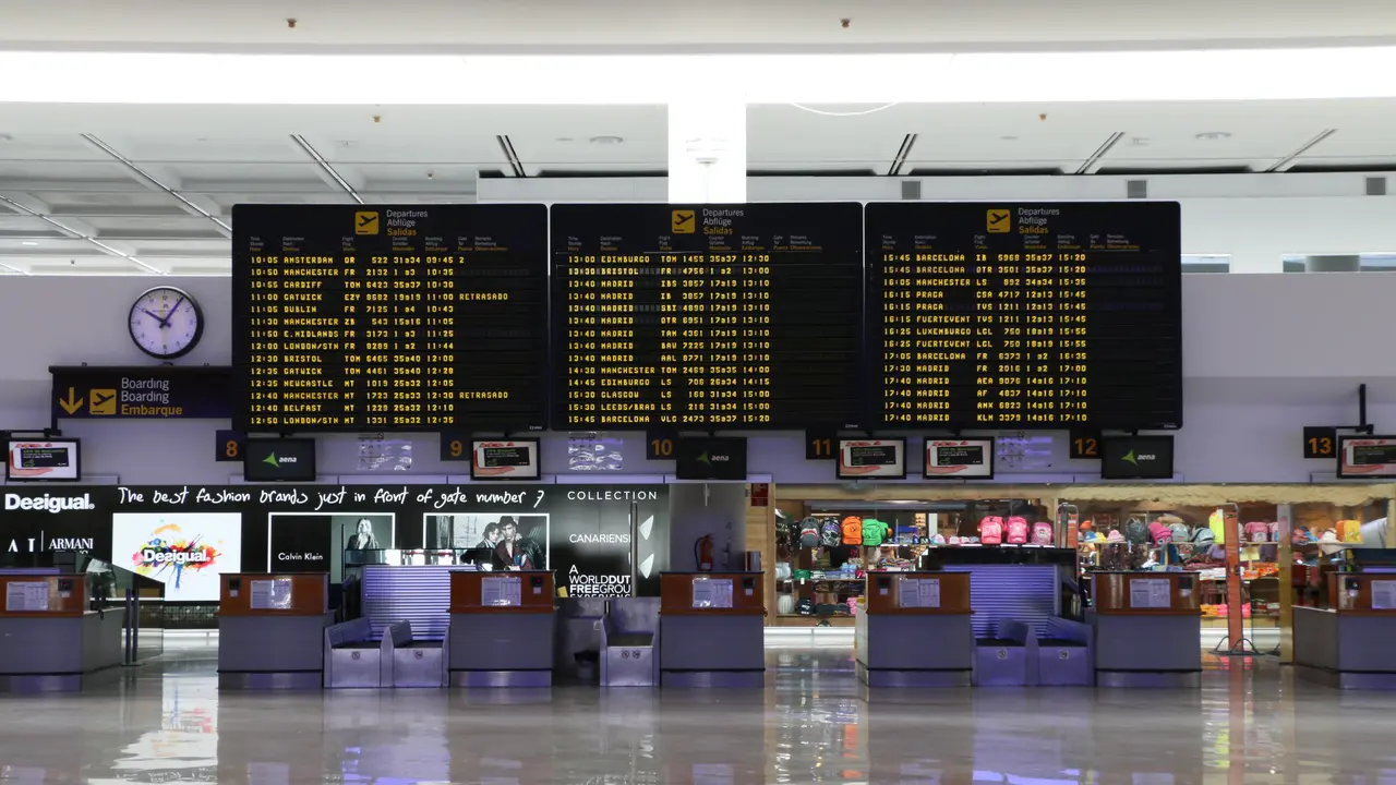 Pantalla indicadora de salidas de vuelos en la zona de mostradores de la Terminal 1.