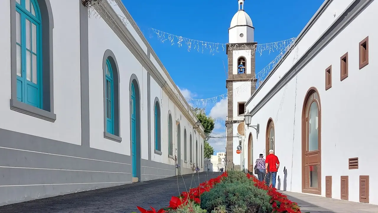 El entorno de la iglesia patronal de Arrecife luce en sus zonas verdes flores de Pascua.
