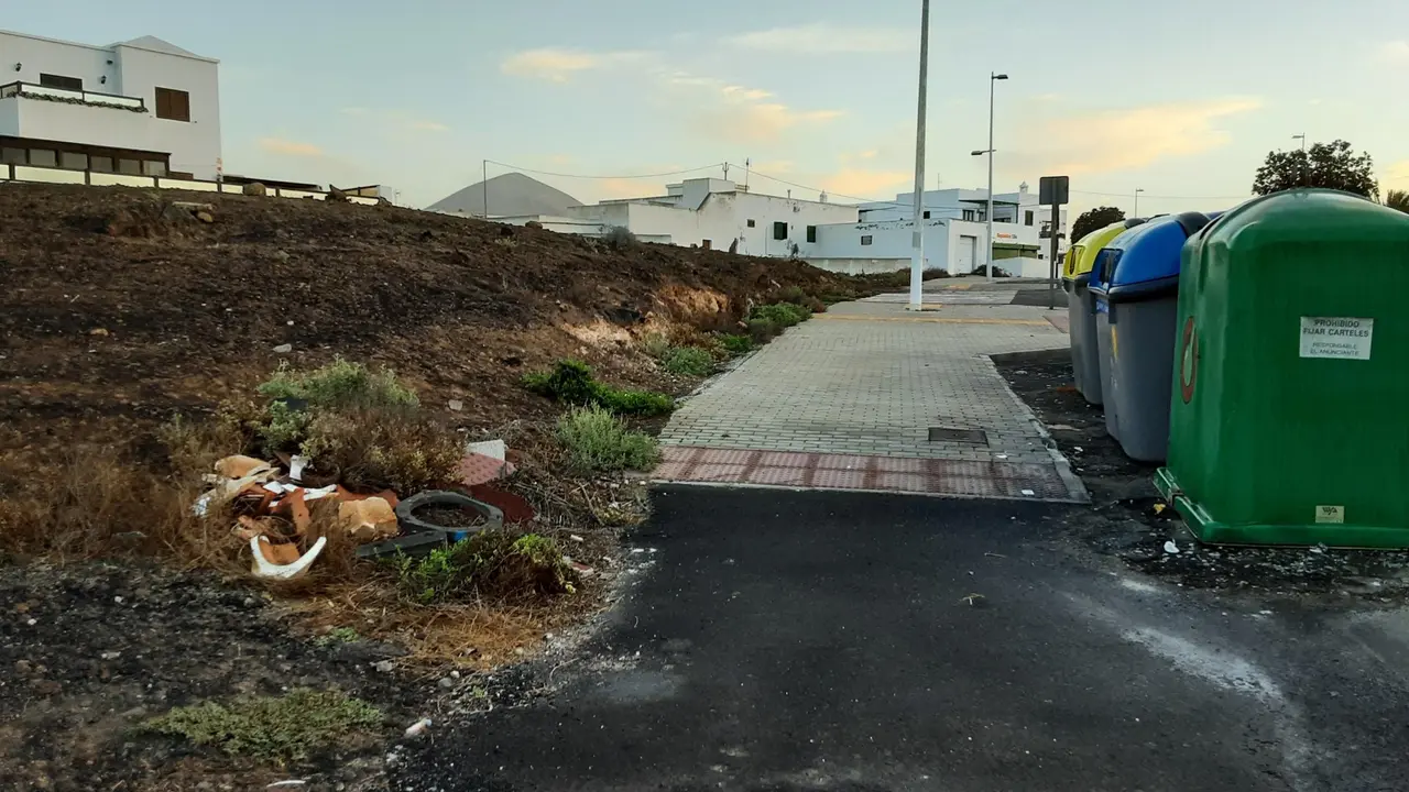 Escombros y residuos en Tías.