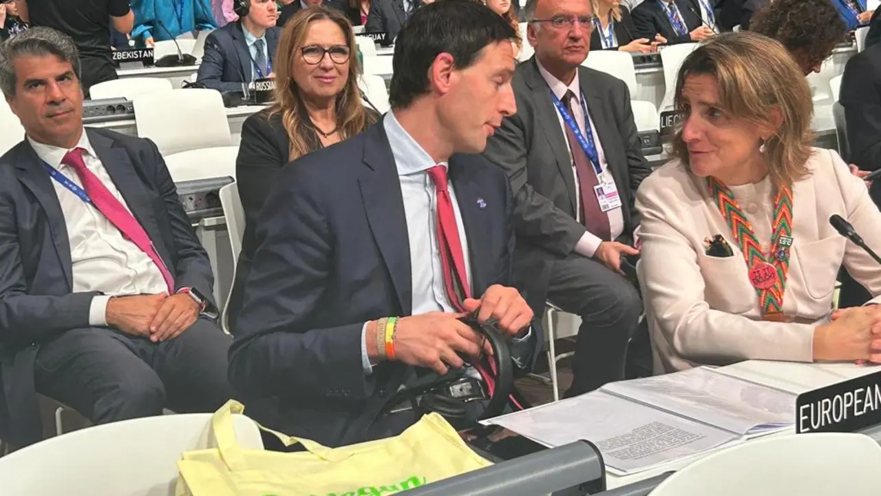 El senador Fajardo Palarea, detrás de la ministra Teresa Ribera.