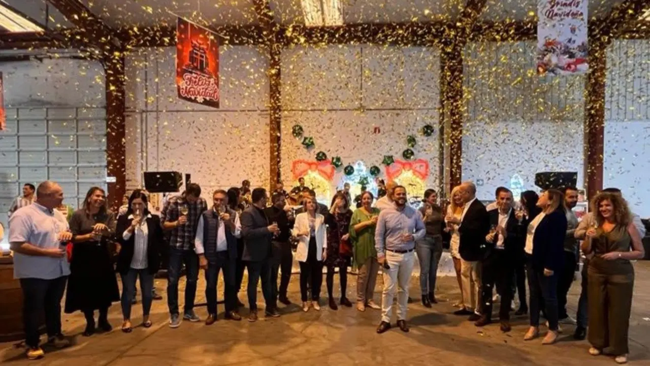 El alcalde de Arrecife, la Corporación Municipal y los ex alcaldes y exalcaldesas presentes en el encuentro con la plantilla.