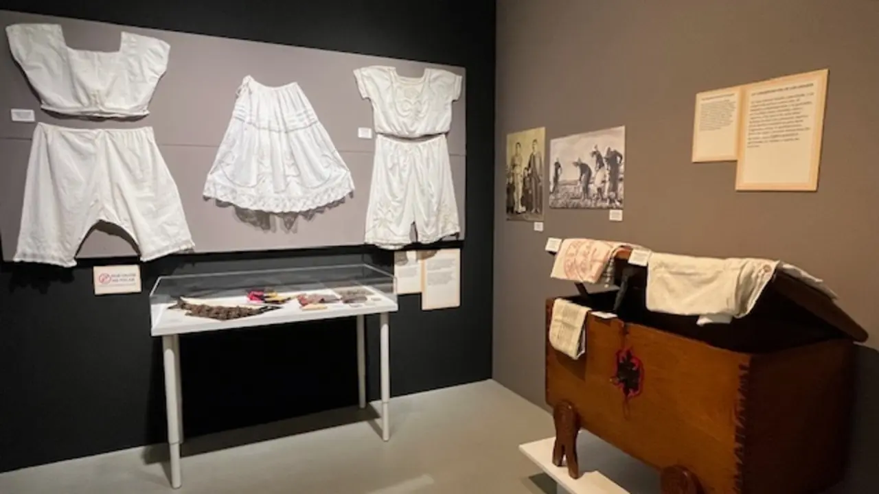 Exposición 'Vestir ropa blanca. Una mirada al interior'.