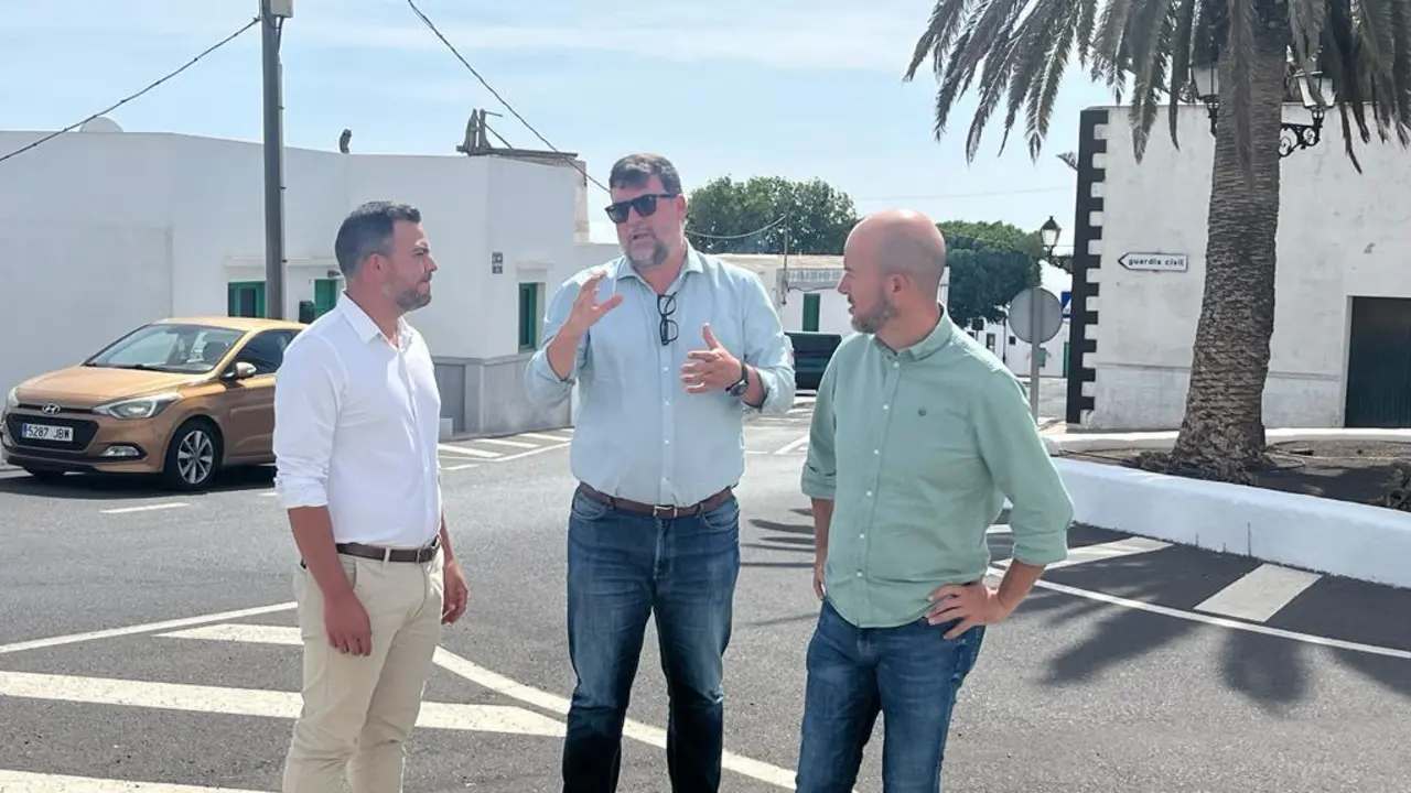 El alcalde y el concejal de Obras de San Bartolomé junto a Jacobo Medina.