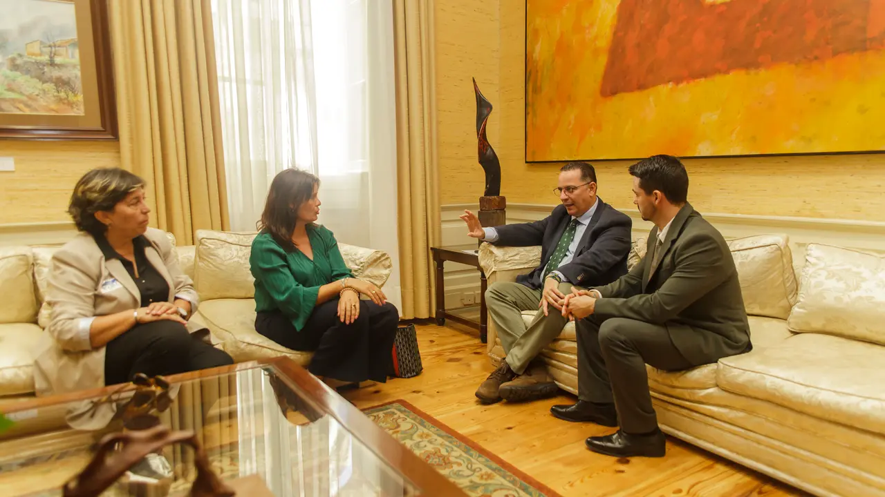 Olivia Duque y Rita Hernández Parlamento con el consejero de Educación.