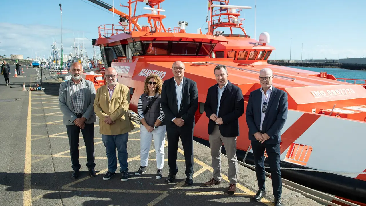 El director general de la Marina Mercante, el director de Salvamento Marítimo y el delegado del Gobierno en Canarias, Anselmo Pestana, visitaron en Puerto Naos a la 'Guardamar Urania'.
