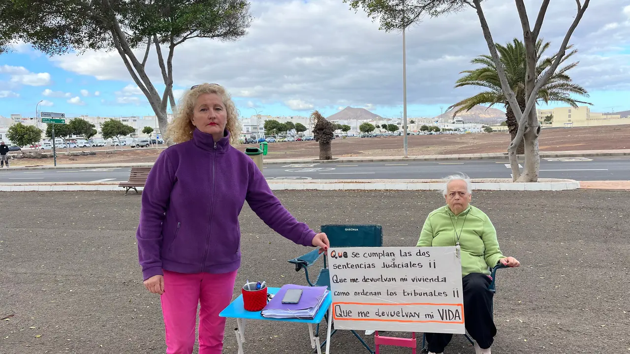 Dolores Campos se manifiesta frente a los Juzgados de Arrecife.