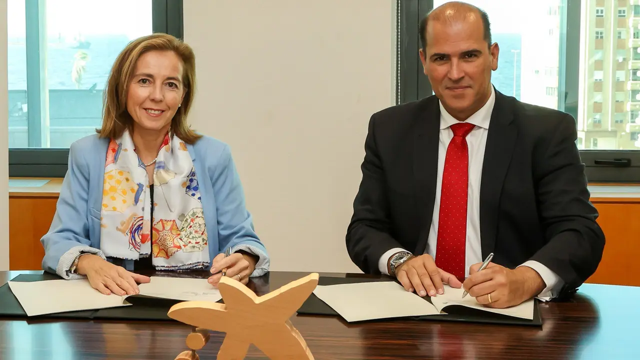 Susana Pérez, presidenta de la FTL, y Manuel Afonso, director territorial de CaixaBank en-Canarias.