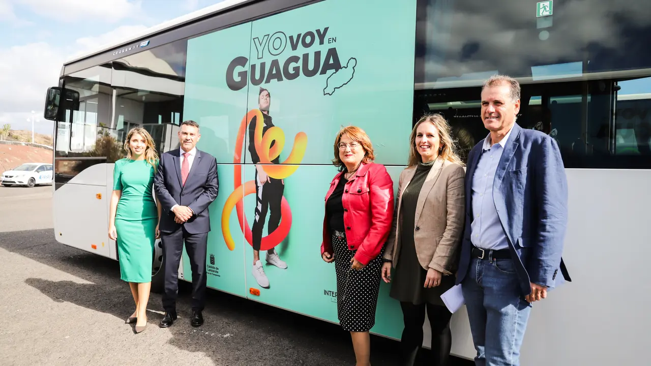 Presentación de tres nuevas guaguas híbridas.