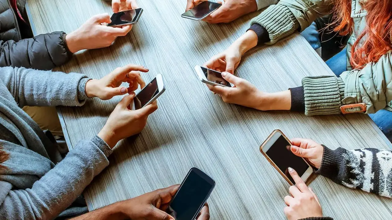 Tecnoadicciones en la infancia y juventud de Canarias.