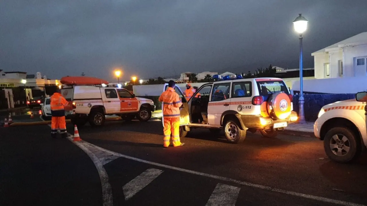 Recursos de Protección Civil prestando atención ciudadana.