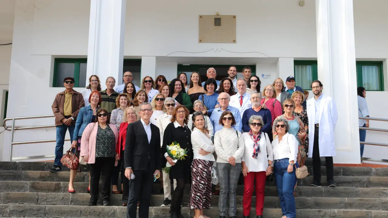 Foto de familia de los profesionales de la salud jubilados.
