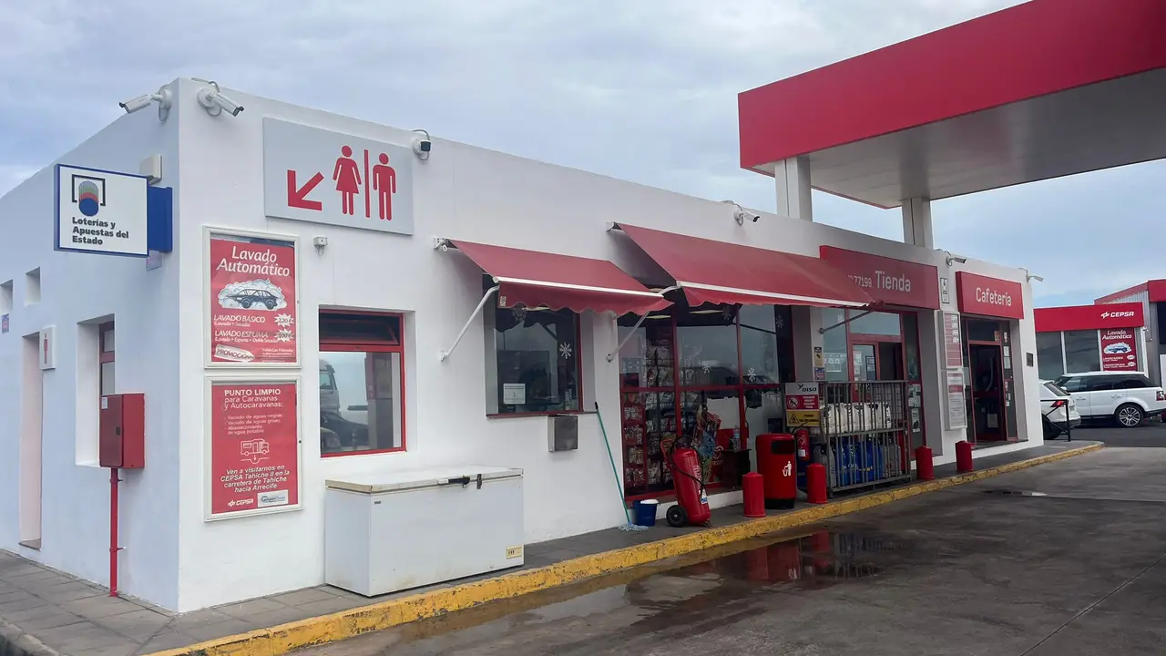 Gasolinera, estación de servicio de CEPSA en Tahíche Bajo.