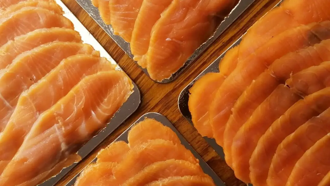 Lonchas de salmón ahumado de Uga.