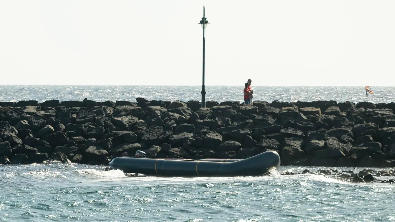 Neumática llegada a Costa Teguise. Foto EFE, Adriel Perdomo.