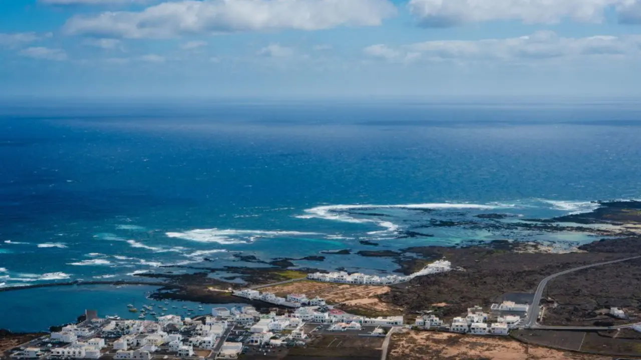 Panorámica del pueblo de Órzola, su dársena y su puerto. Foto Turismo Lanzarote.