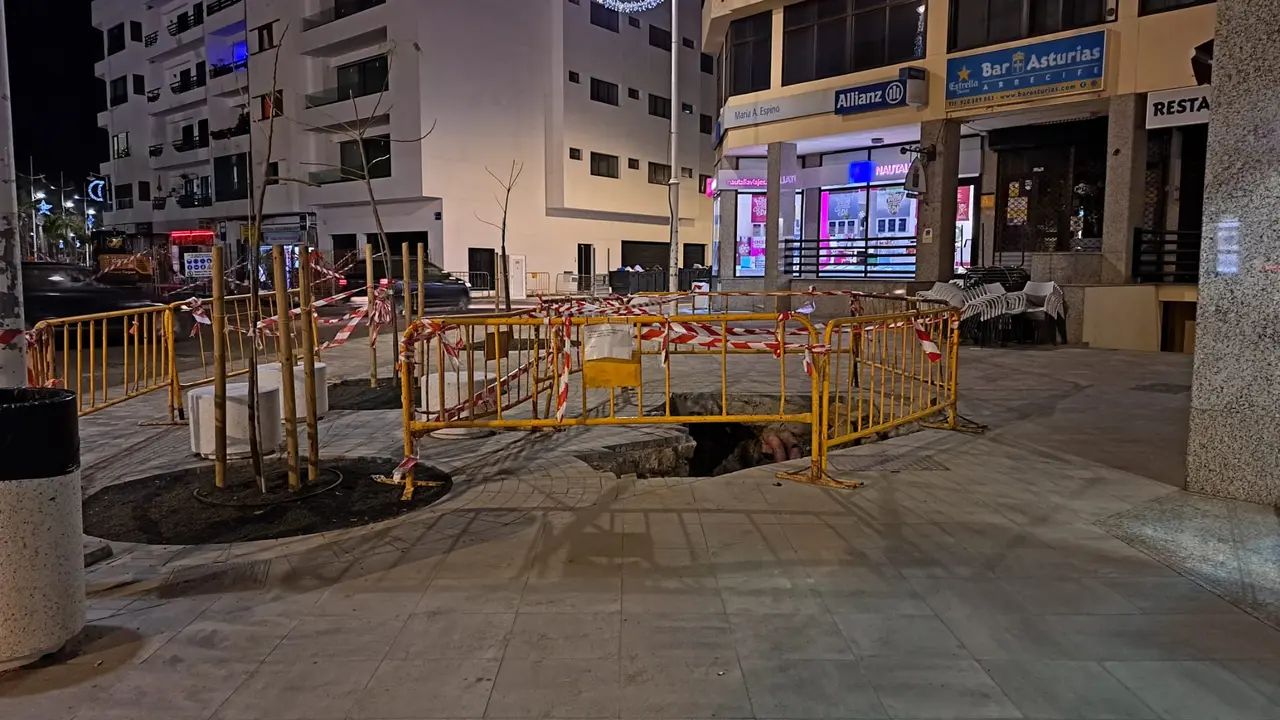 Agujero obras Arrecife.