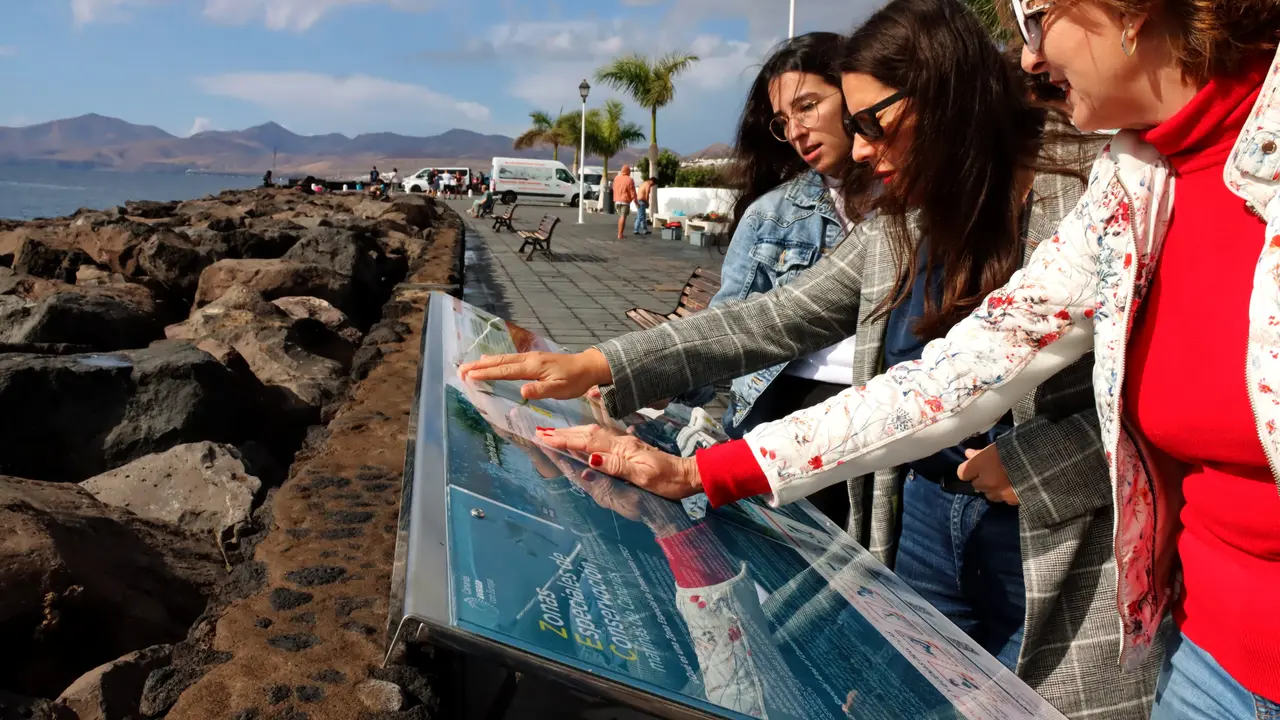 Paneles interpretativos ZEC en Playa Chica.