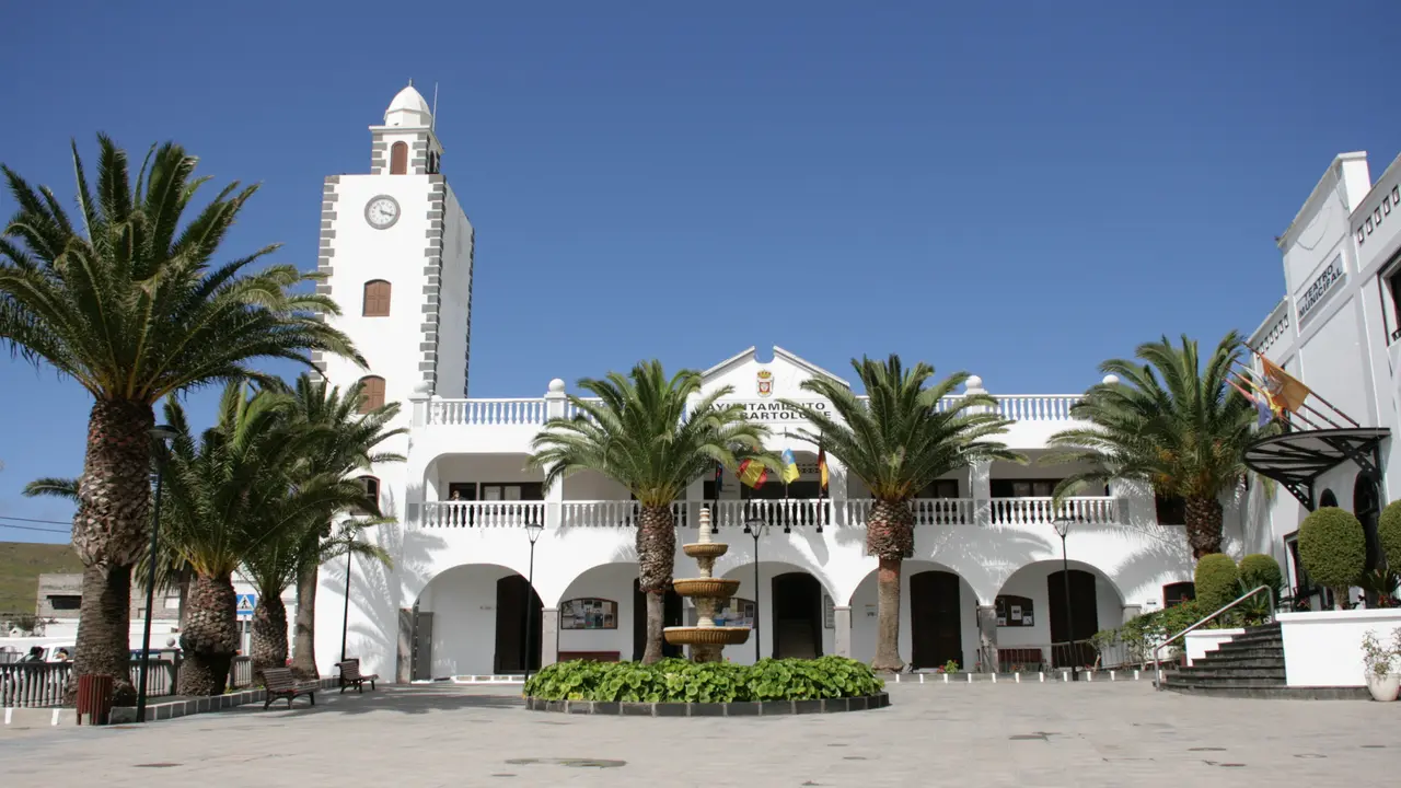 Fachada del Ayuntamiento de San Bartolomé.