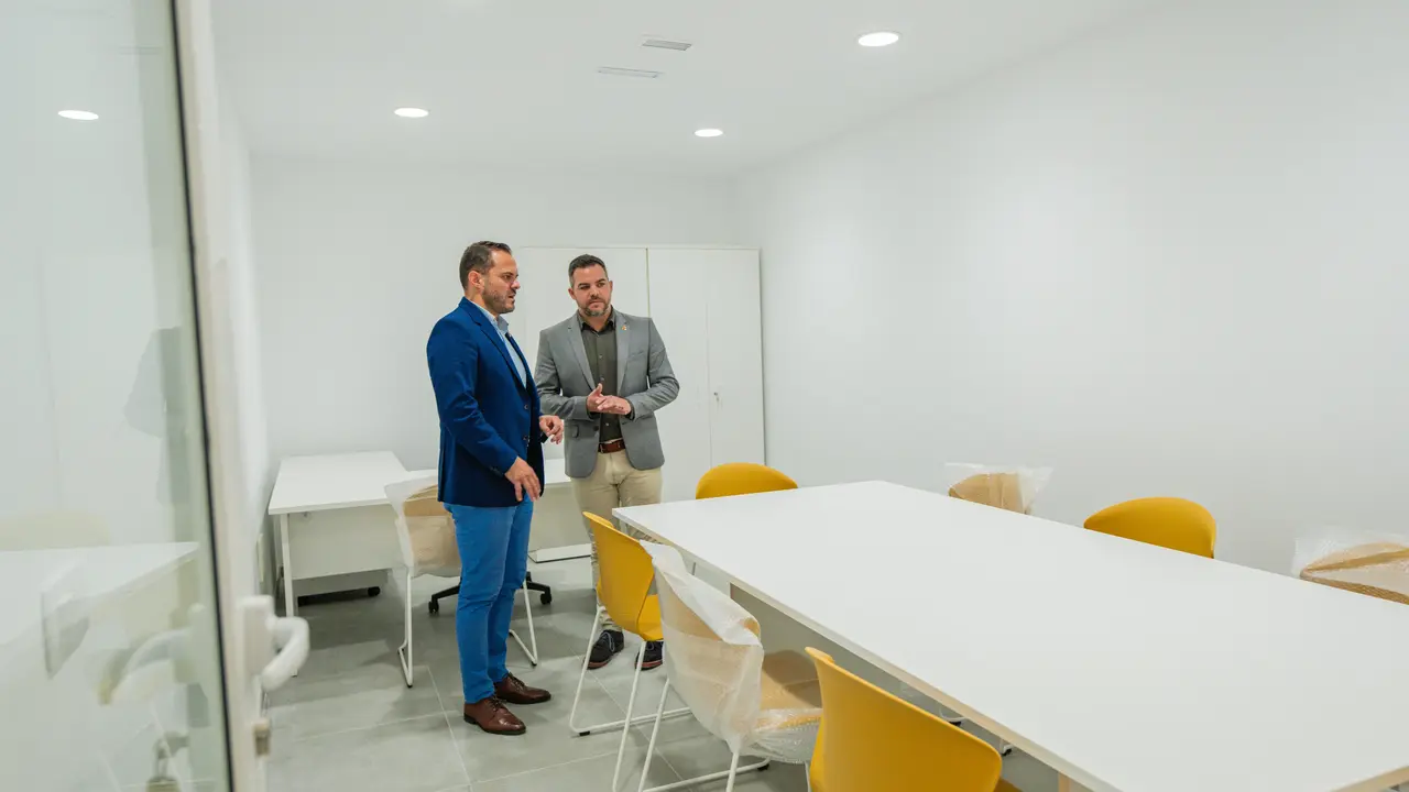 El vicepresidente del Cabildo y el alcalde en el nuevo local de Escucha Social Arrecife.