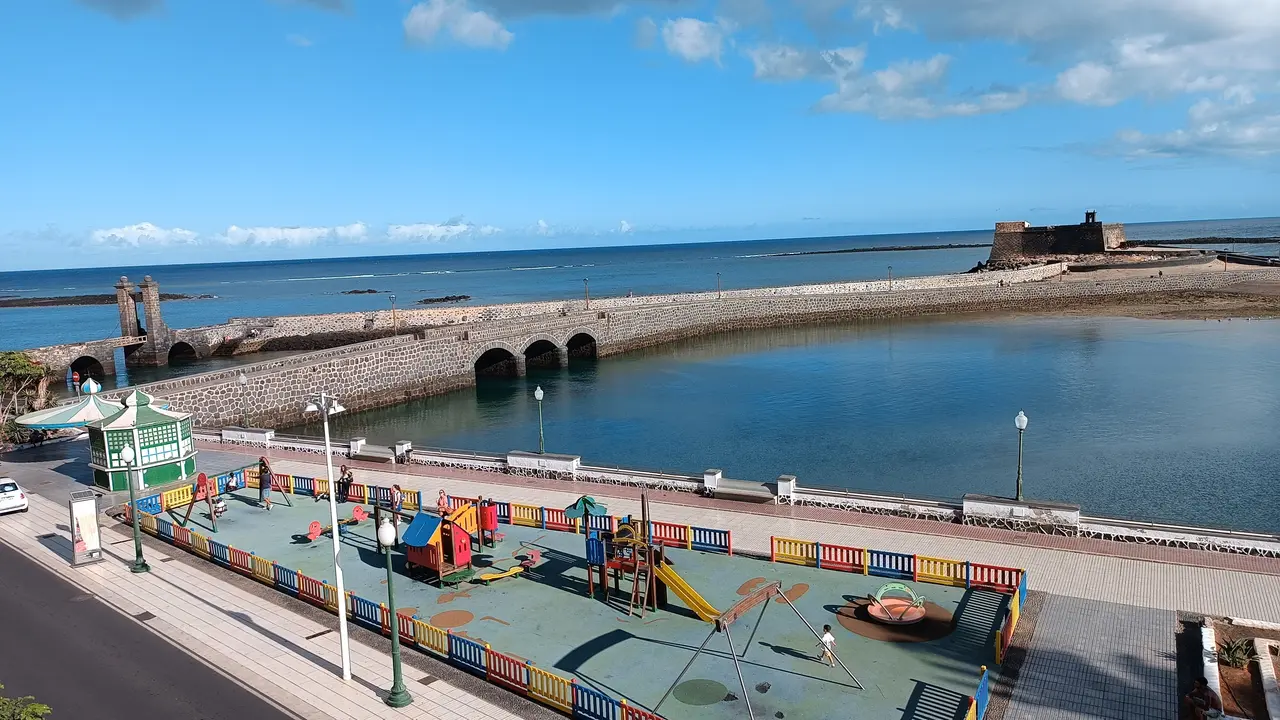 Puente del Muelle Grande y, detrás, el Puente de las Bolas.