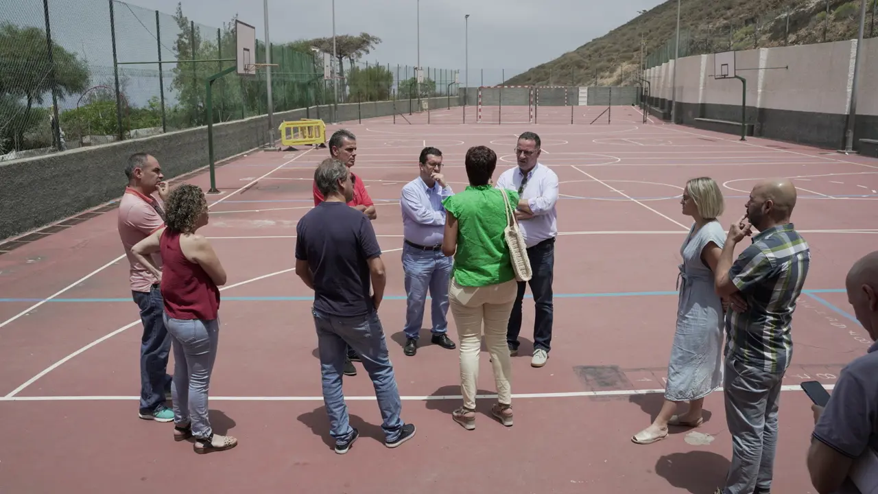 Poli Suárez durante una visita a centros públicos de Arucas, en gran canaria.