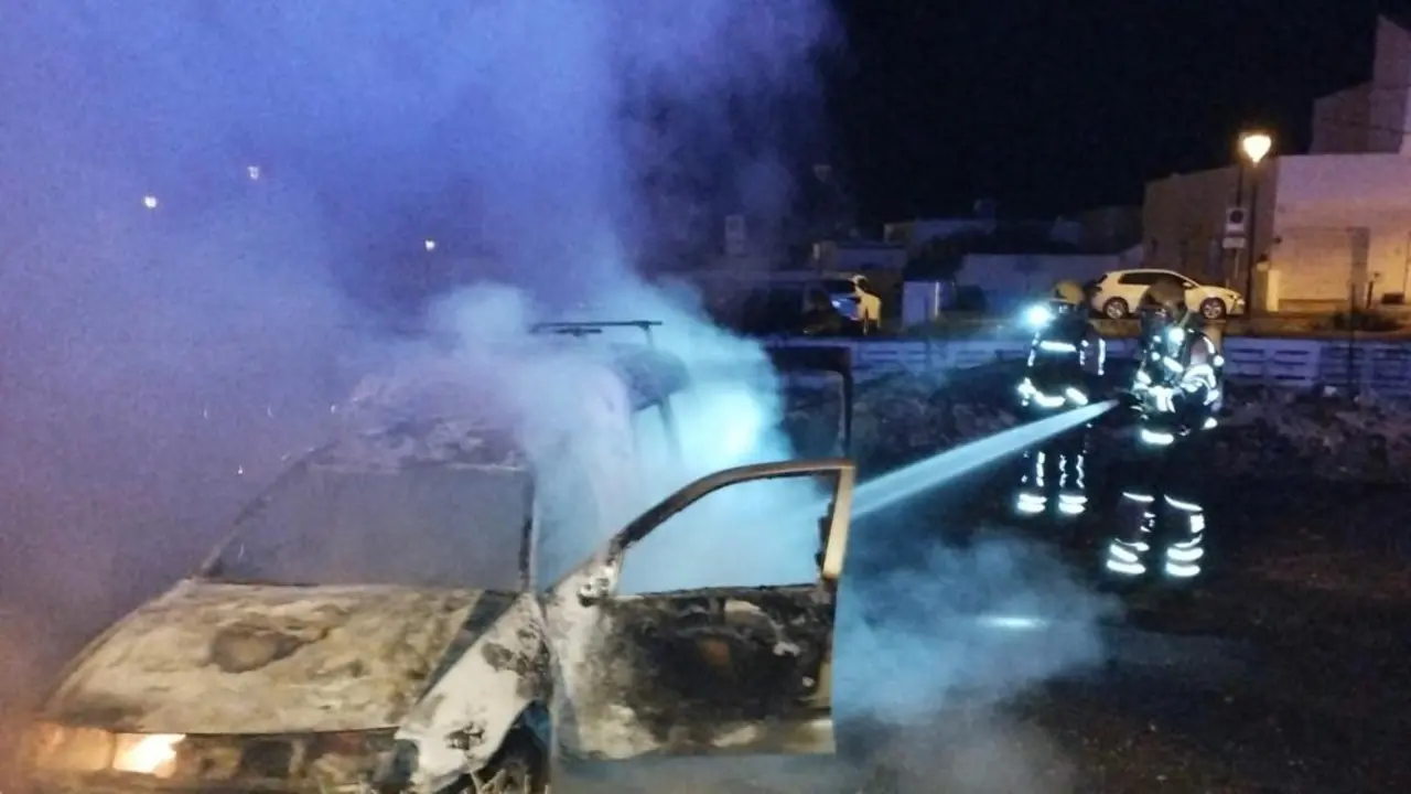 Vehículo calcinado en Órzola.