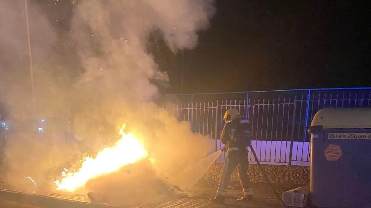 Contenedores ardiendo en Playa Blanca.