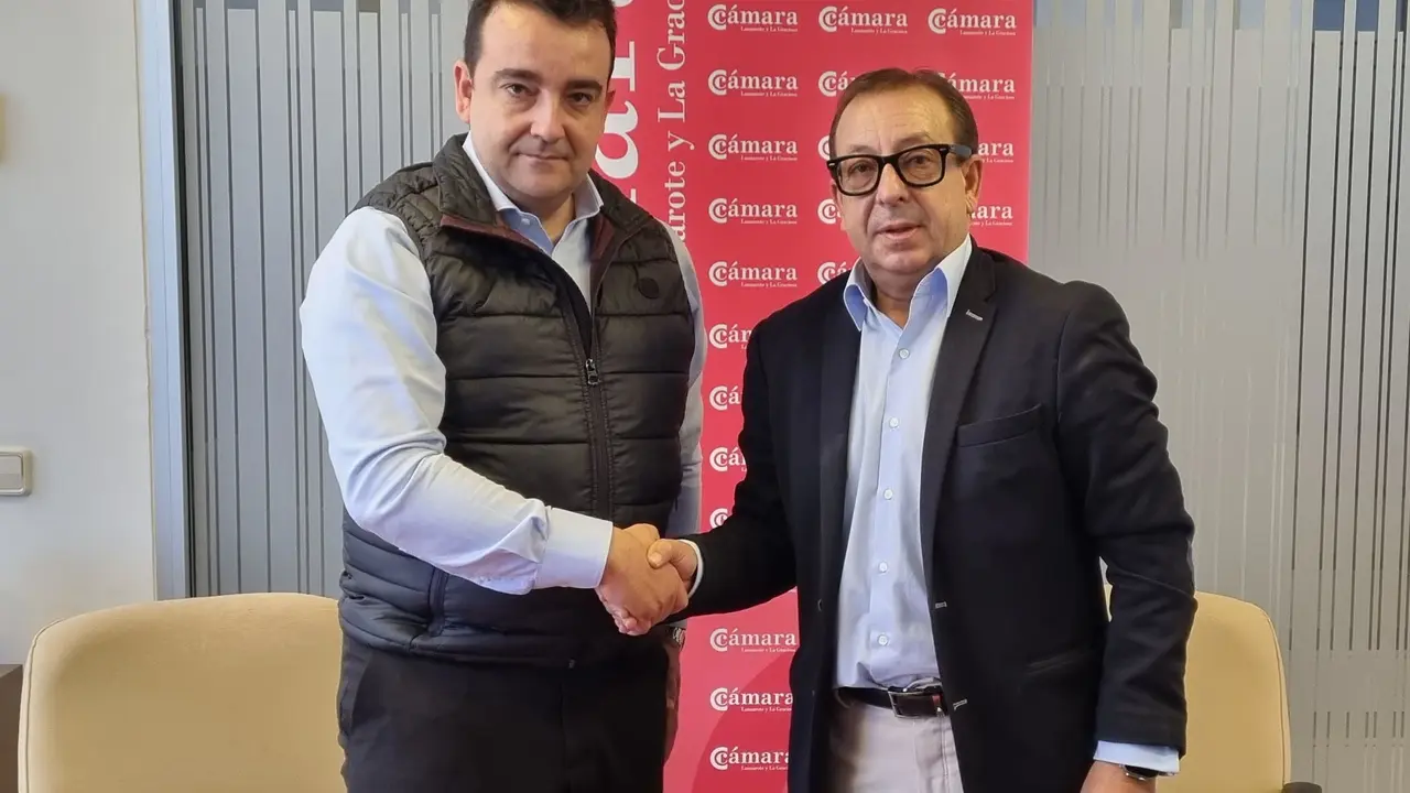 Firma convenio cajasiete y cámara.