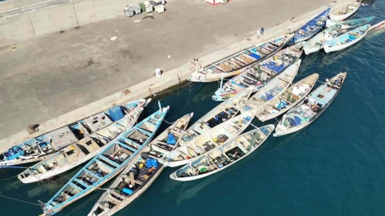 Muelle con pateras. Imágen: Europa Press.